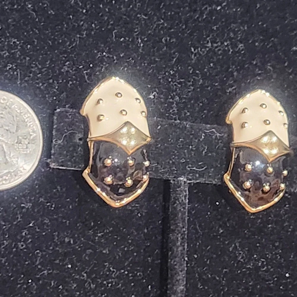 Edwin Pearl Vintage Clip On‎ Earrings Two Tone Black Cream Enamel Gold Tone 1in
